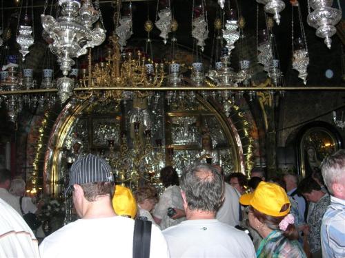 Der Salbungsstein in der Grabeskirche in Jerusalem